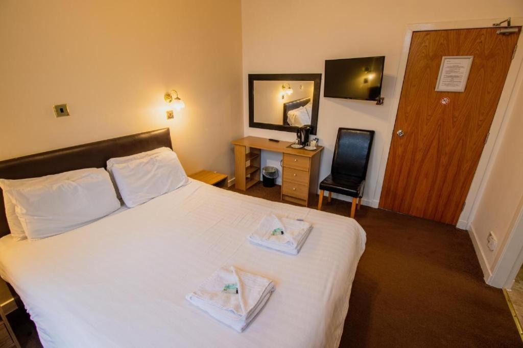 The Ben Mhor Hotel, Bar & Restaurant Grantown-on-Spey Extérieur photo