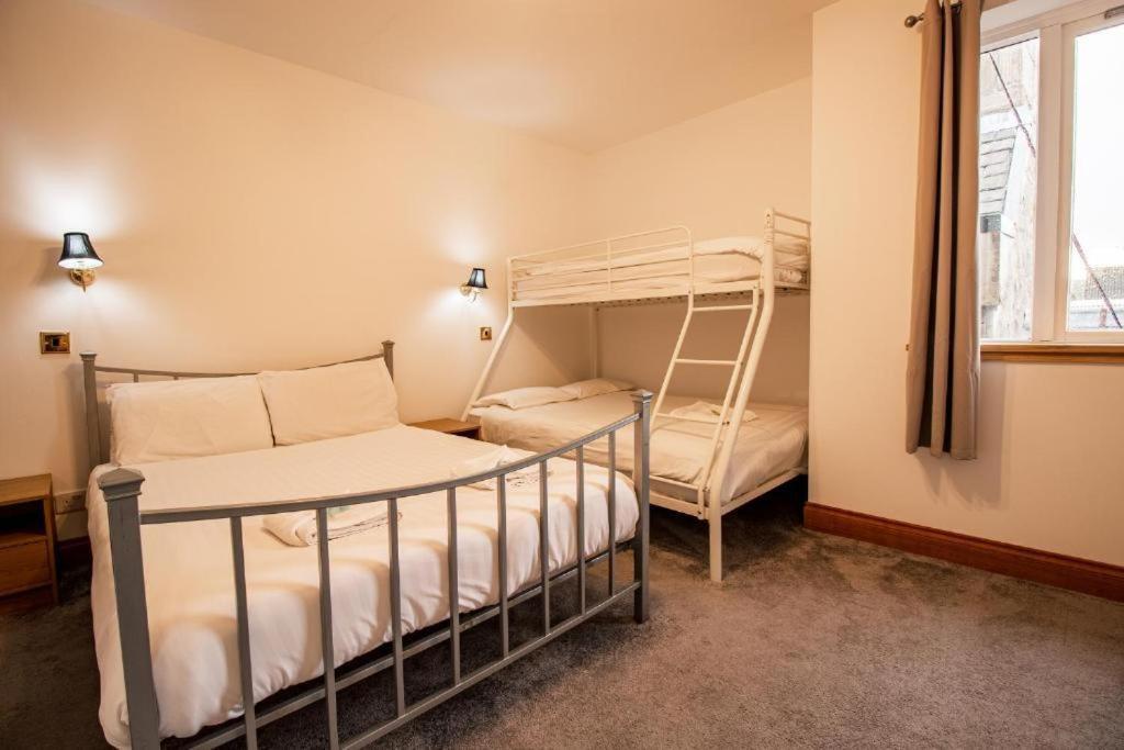 The Ben Mhor Hotel, Bar & Restaurant Grantown-on-Spey Extérieur photo