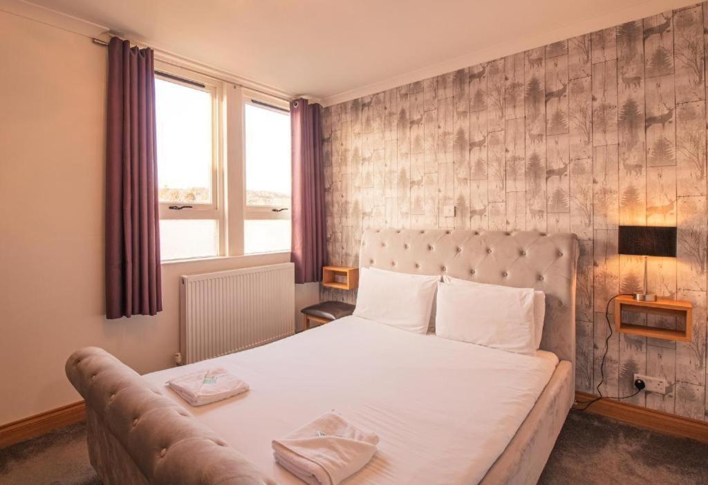 The Ben Mhor Hotel, Bar & Restaurant Grantown-on-Spey Extérieur photo
